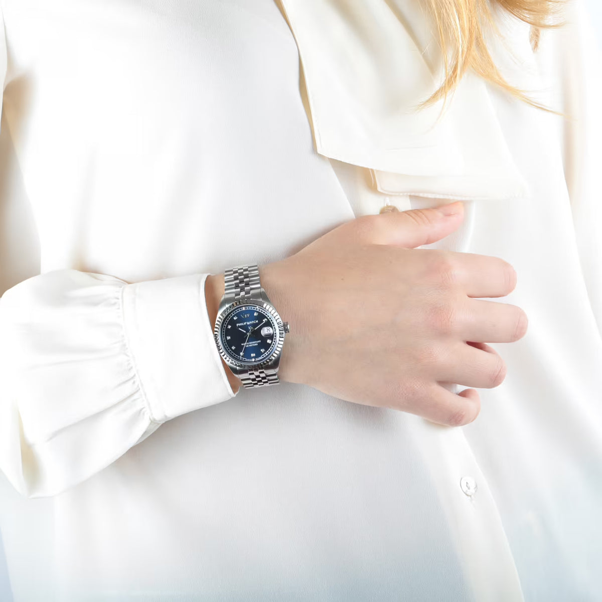orologio da donna con movimento al quarzo f05.115 e funzioni di solo tempo con data.
cassa rotonda in acciaio inox dal diametro di 31 mm. lunetta zigrinata. fondello e corona a vite.
quadrante blu con diamanti agli indici, logo a ore 12 e datario a ore 3 con lente di ingrandimento. vetro zaffiro.
cinturino in acciaio anallergico silver; chiusura deployante con pulsanti.
resistente all'acqua fino a 100 metri di profondità.
appartiene alla collezione caribe urban.