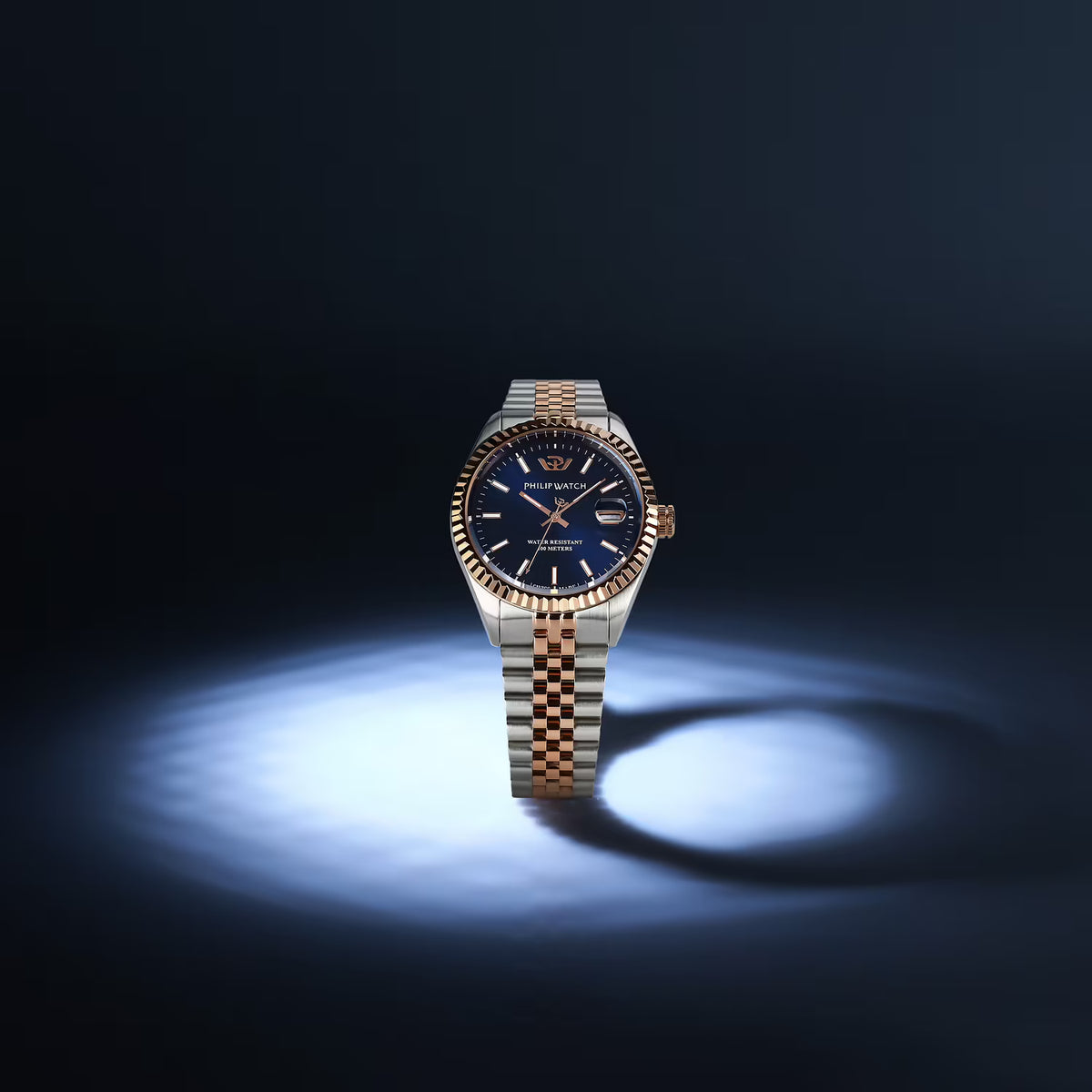 orologio da uomo con movimento al quarzo eta f06.115 e funzioni di solo tempo con data.
cassa in acciaio inox dal diametro di 39 mm. lunetta zigrinata con finitura oro rosa.
fondello e corona a vite per garantire maggiore impermeabilità.
quadrante analogico blu con indici a bastoni e datario a ore 3 con lente di ingrandimento.vetro zaffiro antiriflesso. cinturino jubilee bicolore in acciaio anallergico silver e rose gold; chiusura deployante con pulsanti. resistente all'acqua fino a 100 metri di profondità