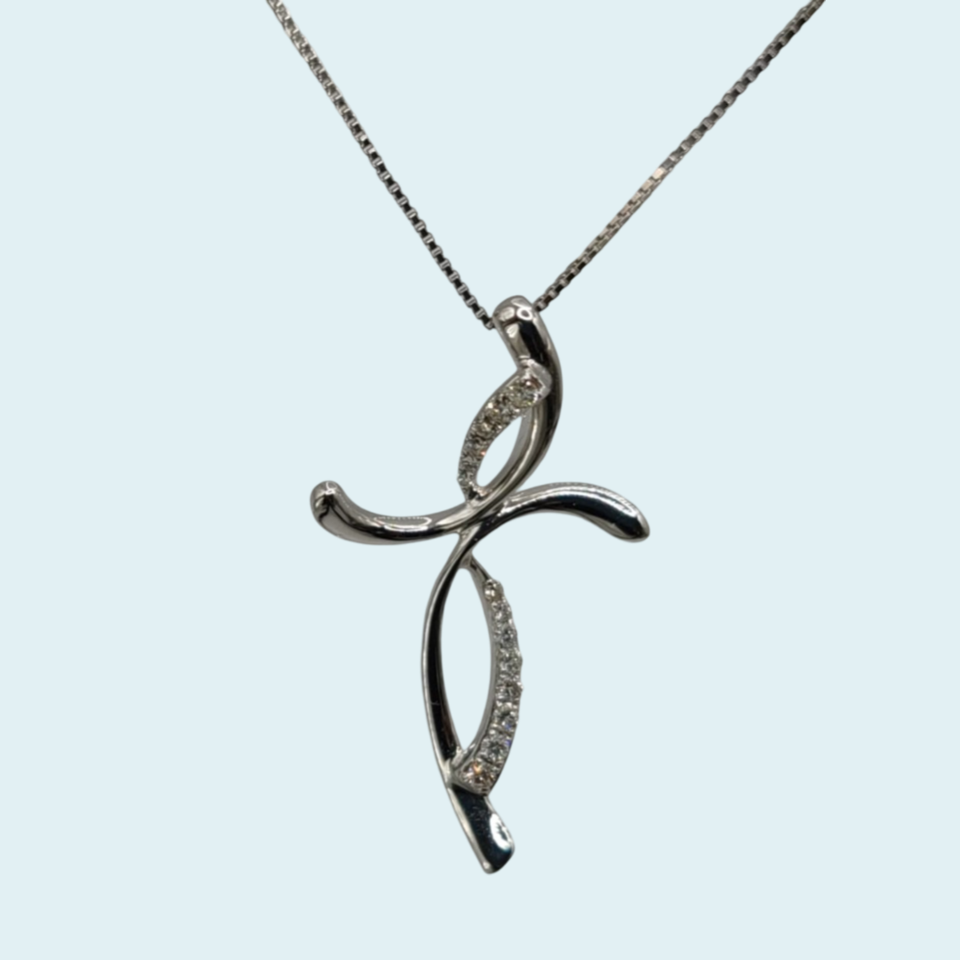collana con croce moderna in oro bianco e diamanti, design elegante su sfondo chiaro.