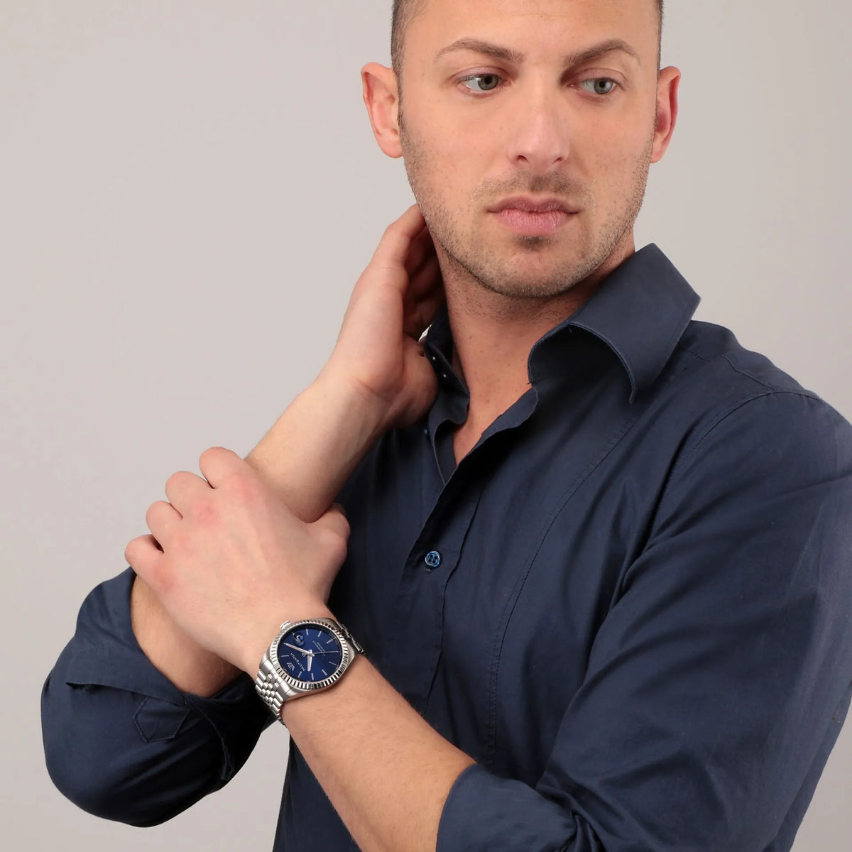 modello che indossa orologio uomo philip watch caribe r8253597077