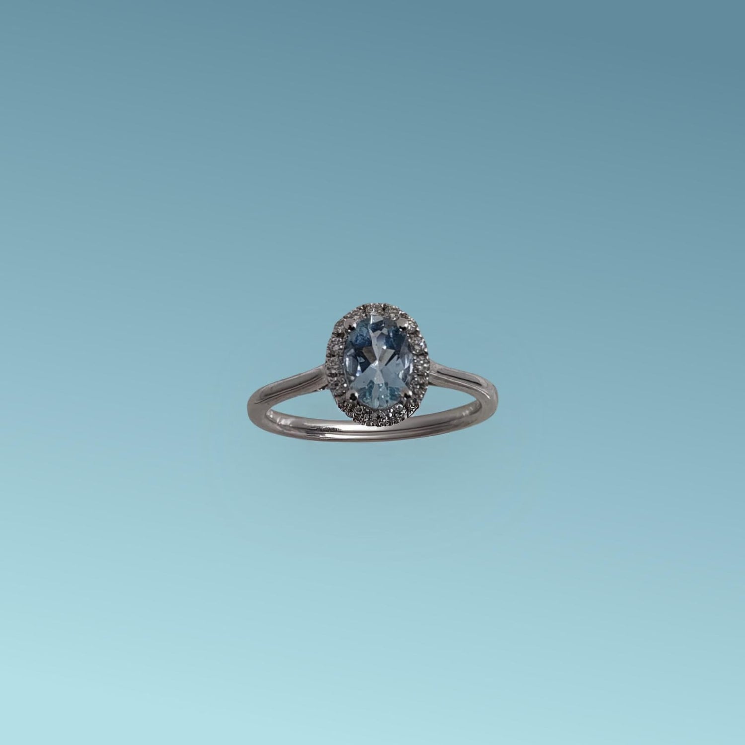 Anello in oro bianco 18kt di Meteore Gioielli con Acquamarina naturale ct 0.56 e giro di diamanti naturali taglio brillante ct 0.14