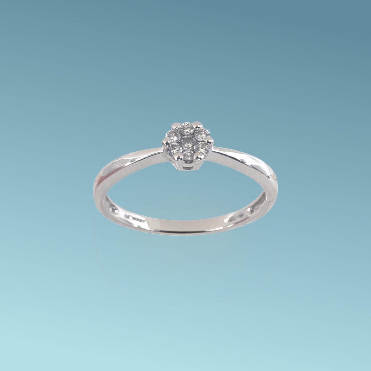 Anello Solitario in oro bianco 18kt di Meteore Gioielli presenta diamanti naturali incassati su un castone "Magic" che da l'illusione di un unica pietra