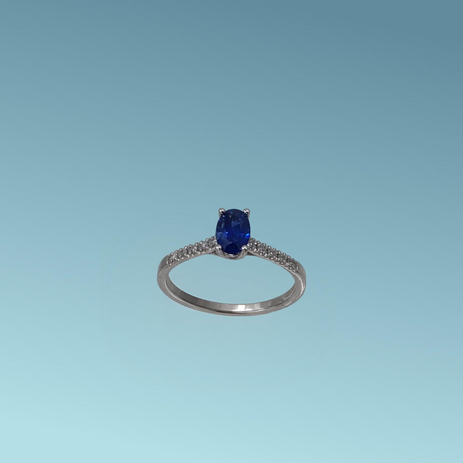 Anello in oro bianco 18kt di Mirco Visconti con Zaffiro naturale ct 0.56 taglio ovale e diamanti naturali taglio brillante ct 0.06 G/VS.