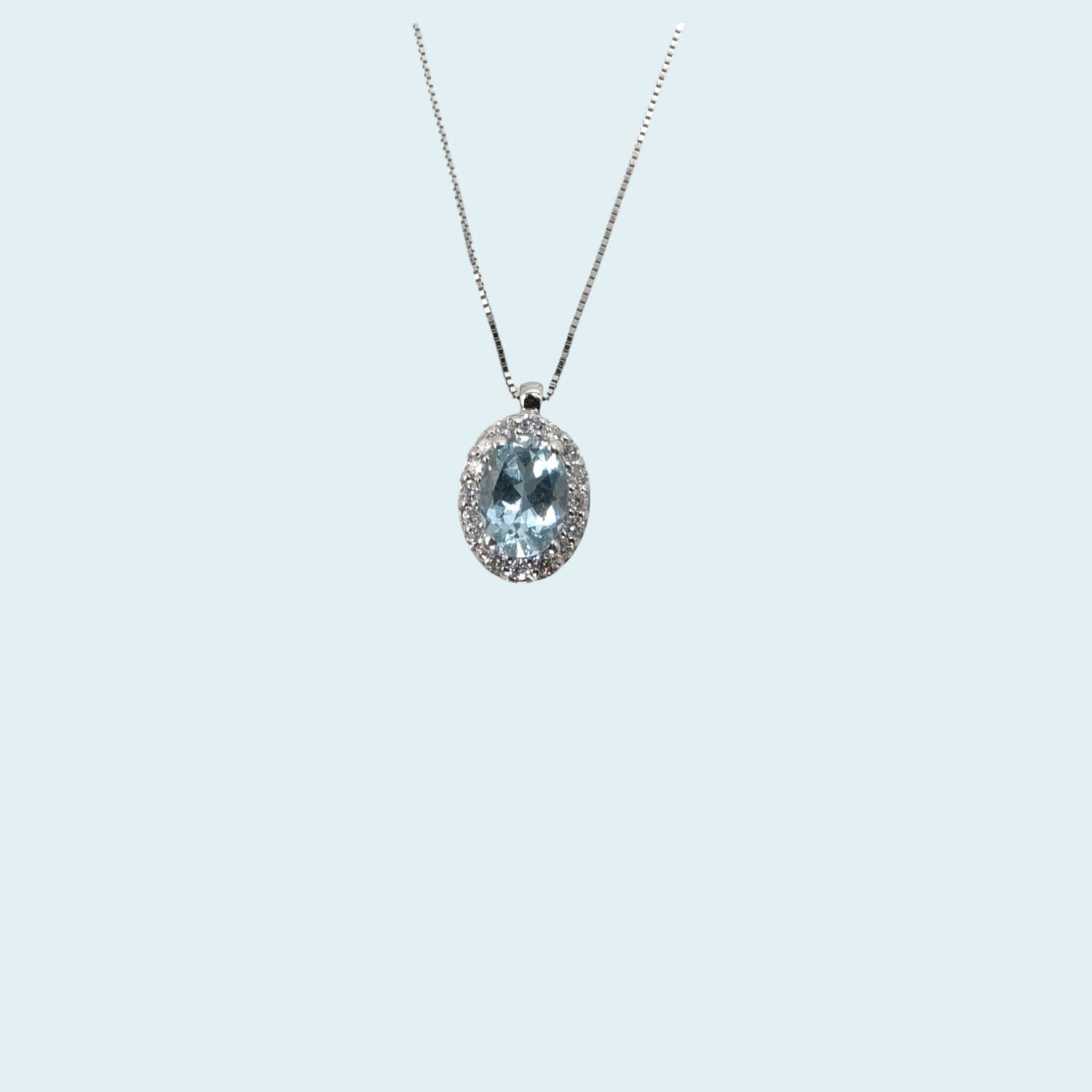 Collana in oro bianco 18kt cm 45 di Meteore Gioielli con Acquamarina naturale taglio ovale e giro di diamanti naturali taglio brillante.