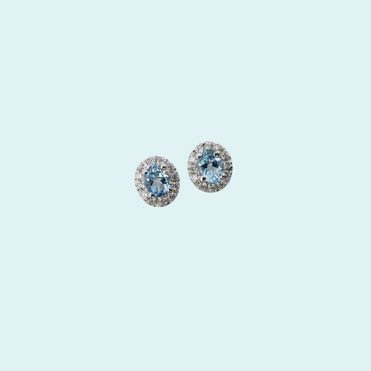 Orecchini con chiusura a perno con farfalline in oro bianco 18kt di Meteore Gioielli con Acquamarine naturali ovali 3x4 mm e giro di diamanti naturali