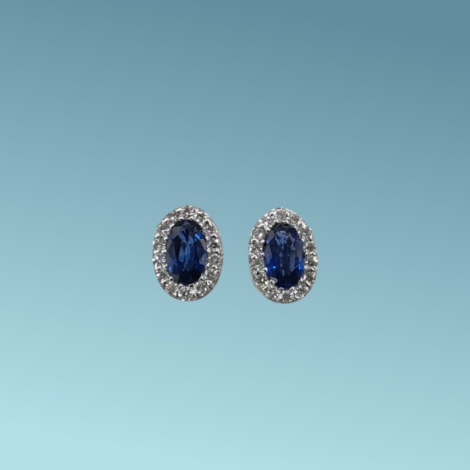 Orecchini con chiusura a perno con farfalline in oro bianco 18kt di Meteore Gioielli con Zaffiri naturali ovali 5x3 mm ct 0.53 e giro di diamanti naturali taglio brillante ct 0.12 G/VS