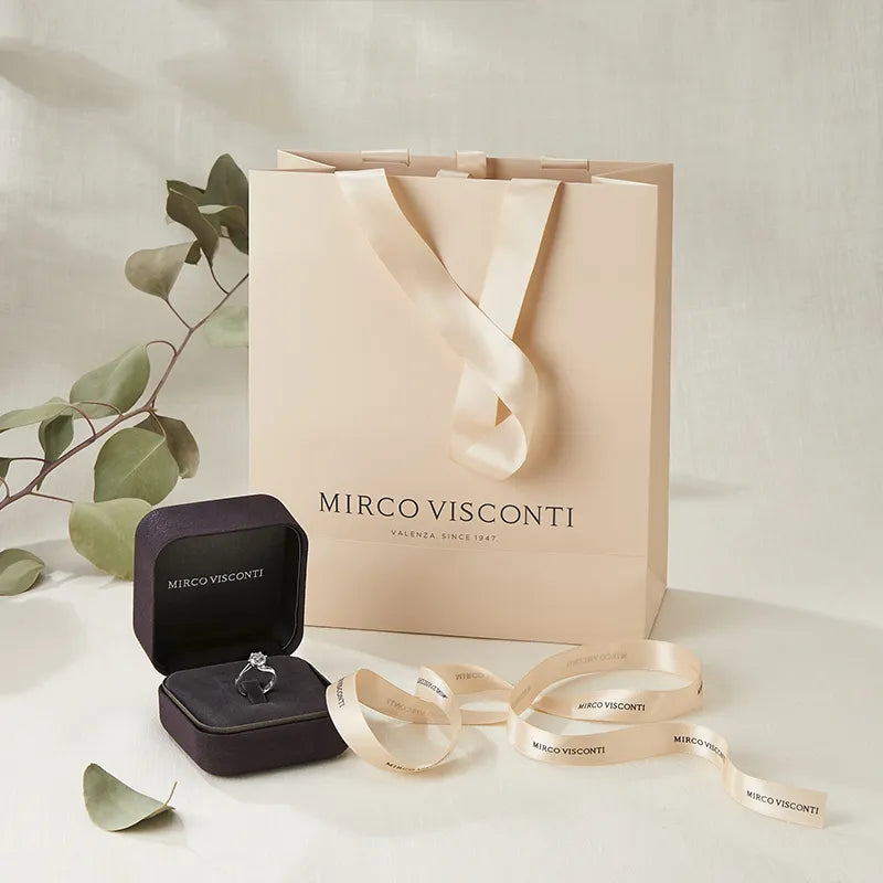 packaging di mirco visconti. nella foto si vedono astuccio e busta