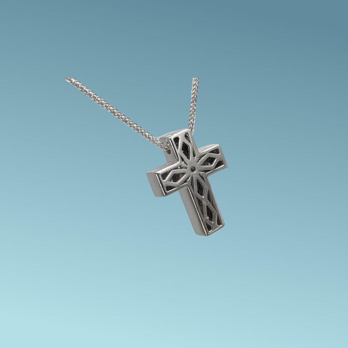 collana con croce di diamanti vista da dietro
