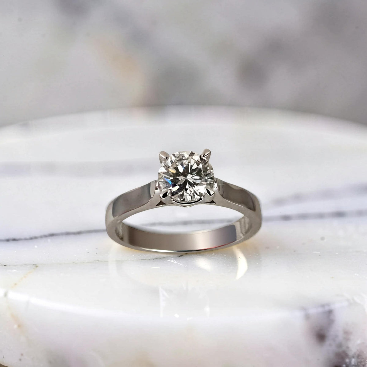 anello di fidanzamento con un bellissimo diamante di colore f e purezza si. il giusto compromesso per possedere un anello di qualità a un prezzo conveniente
