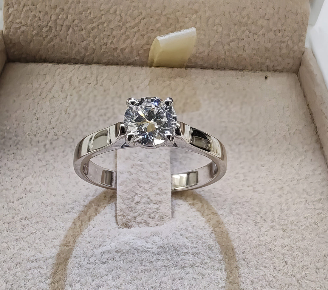 Anello solitario da fidanzamento con un diamante certificato GIA da 0.70 carati D color VS