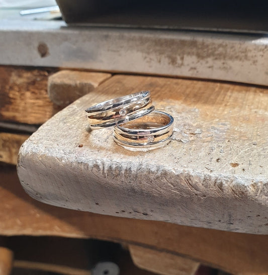 Fedi in oro giallo con creazione di un  bordino in oro bianco su entrambi i lati per 25° anniversario di matrimonio