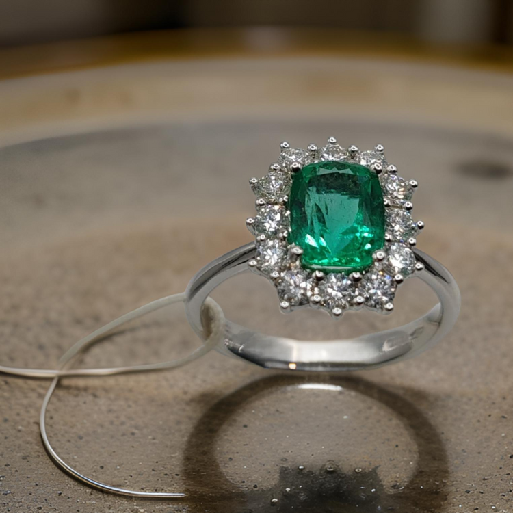 anello Oro 18Kt Smeraldo e Diamanti Naturali