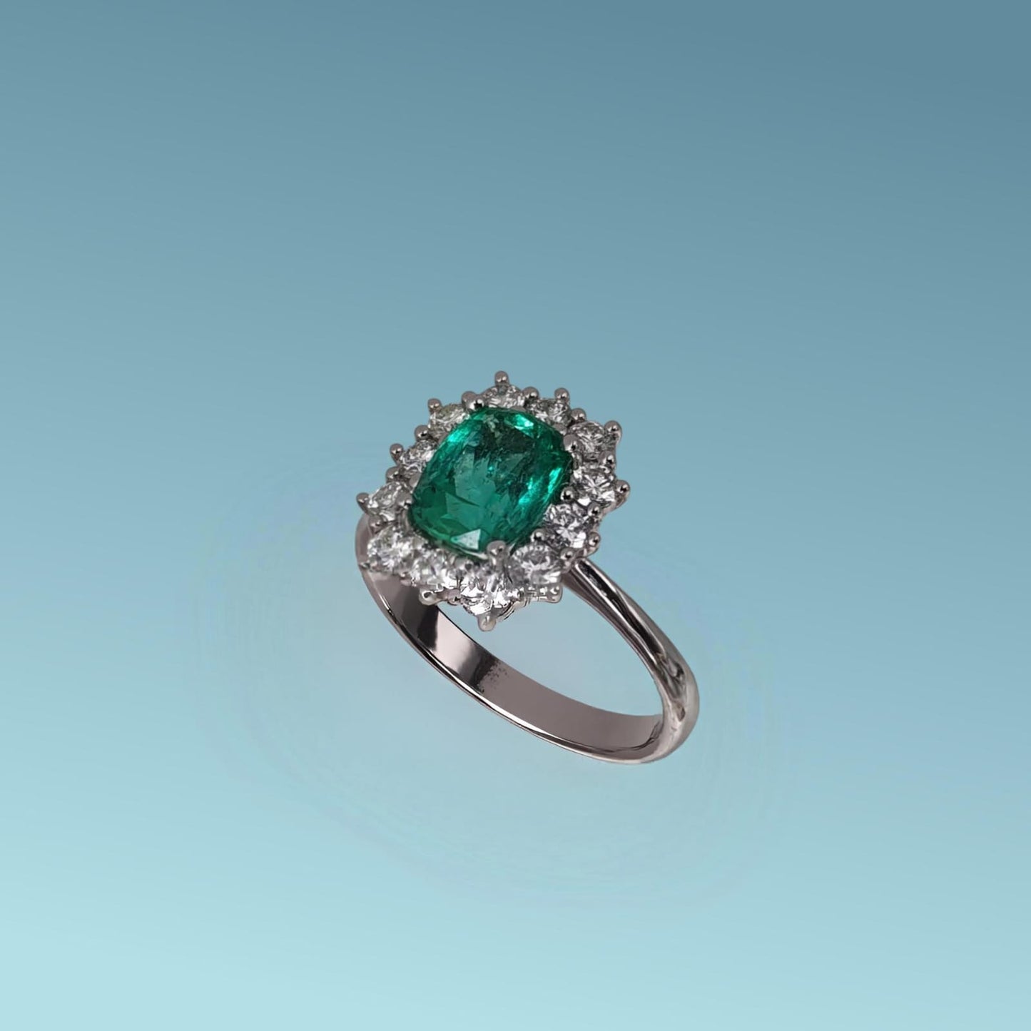 anello in oro bianco 18kt&nbsp; di mirco visconti con smeraldo naturale taglio cuscino e diamanti naturali g/vs. il prezioso taglio a cuscino dello smeraldo e i diamanti naturali donano al gioiello un tocco di lusso. 