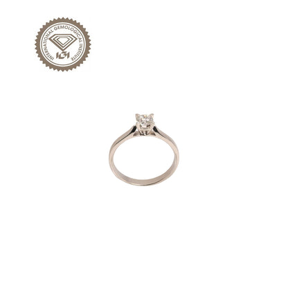 Vista frontale, Anello solitario in oro bianco 18kt con diamante naturale taglio brillante 0.40 ct D/VS1 certificato internazionale IGI con incisione laser sulla cintura