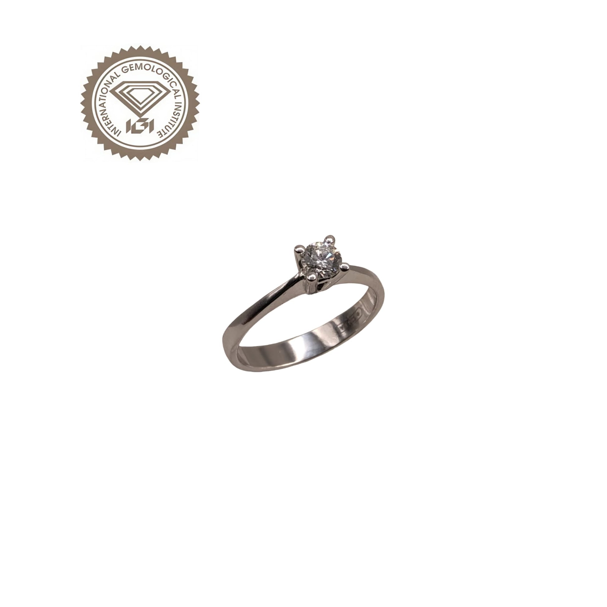 Vista laterale, Anello Solitario in oro bianco 18kt di Meteore Gioielli con diamante naturale taglio brillante 0.30ct E/SI1 con certificato IGI e incisione laser sulla cintura