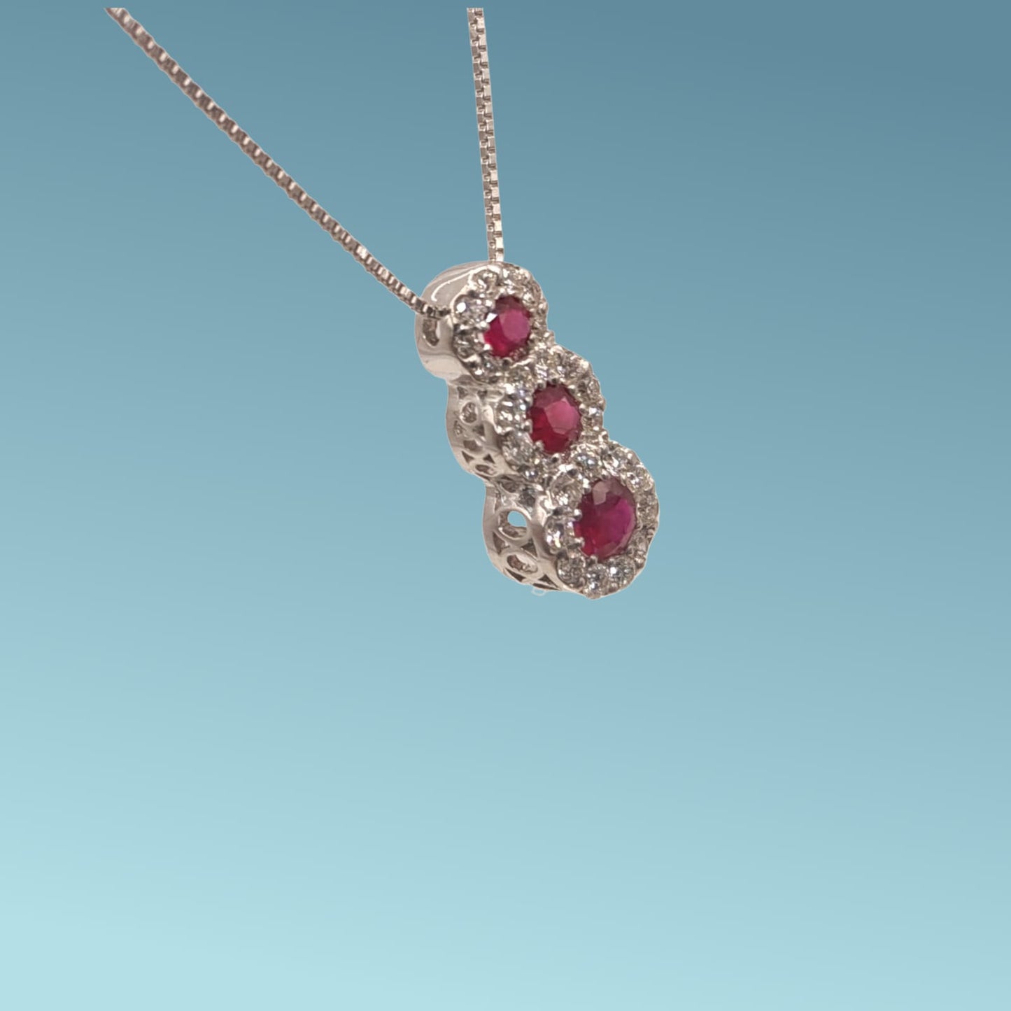 girocollo in oro bianco 18kt di meteore gioielli presenta tre rubini naturali tondi circondati da una coroncina di diamanti naturali taglio brillante