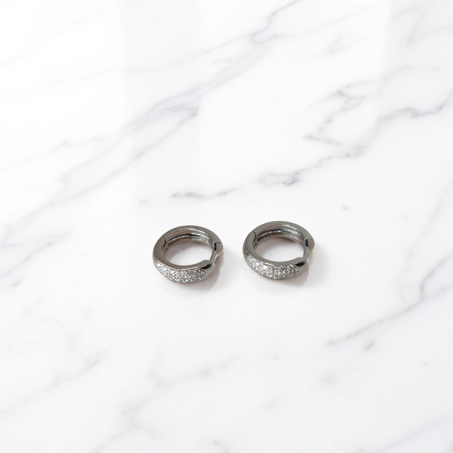 piccoli orecchini a cerchio con diamanti ct 0,20 in oro bianco 18 kt