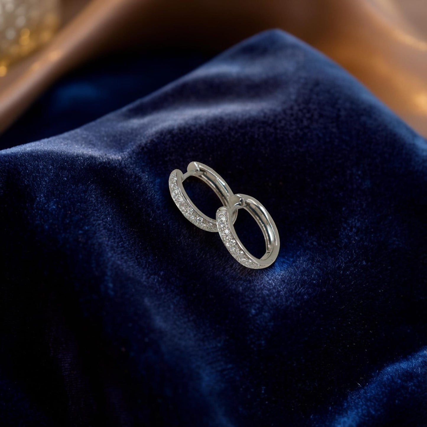 piccoli orecchini a cerchio con diamanti ct 0,22 in oro bianco 18 kt