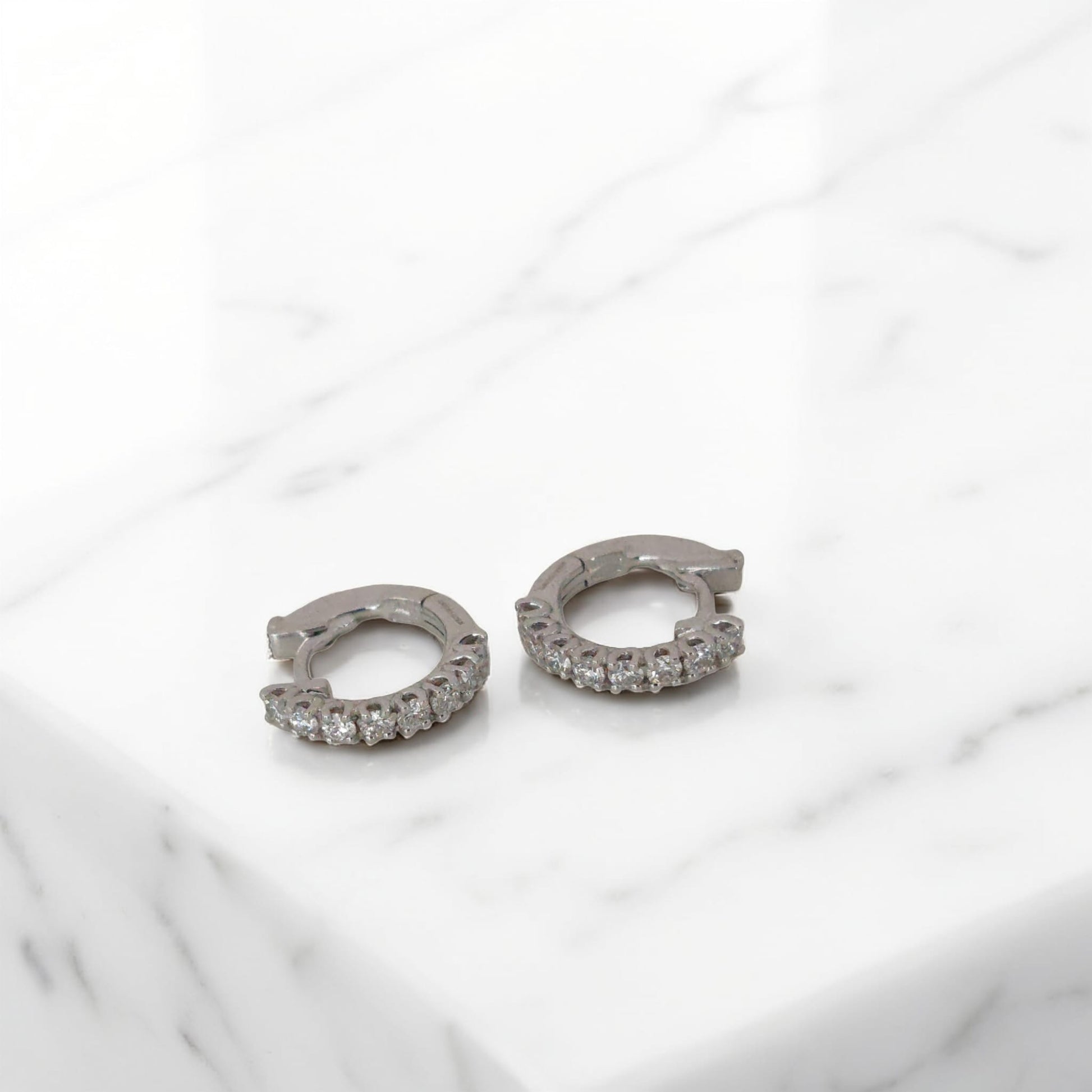 Orecchini in oro bianco 18kt di Mirco Visconti a forma di cerchio 14mm con una fila di diamanti naturali taglio brillante incassati a griffes  di 0.14 ct