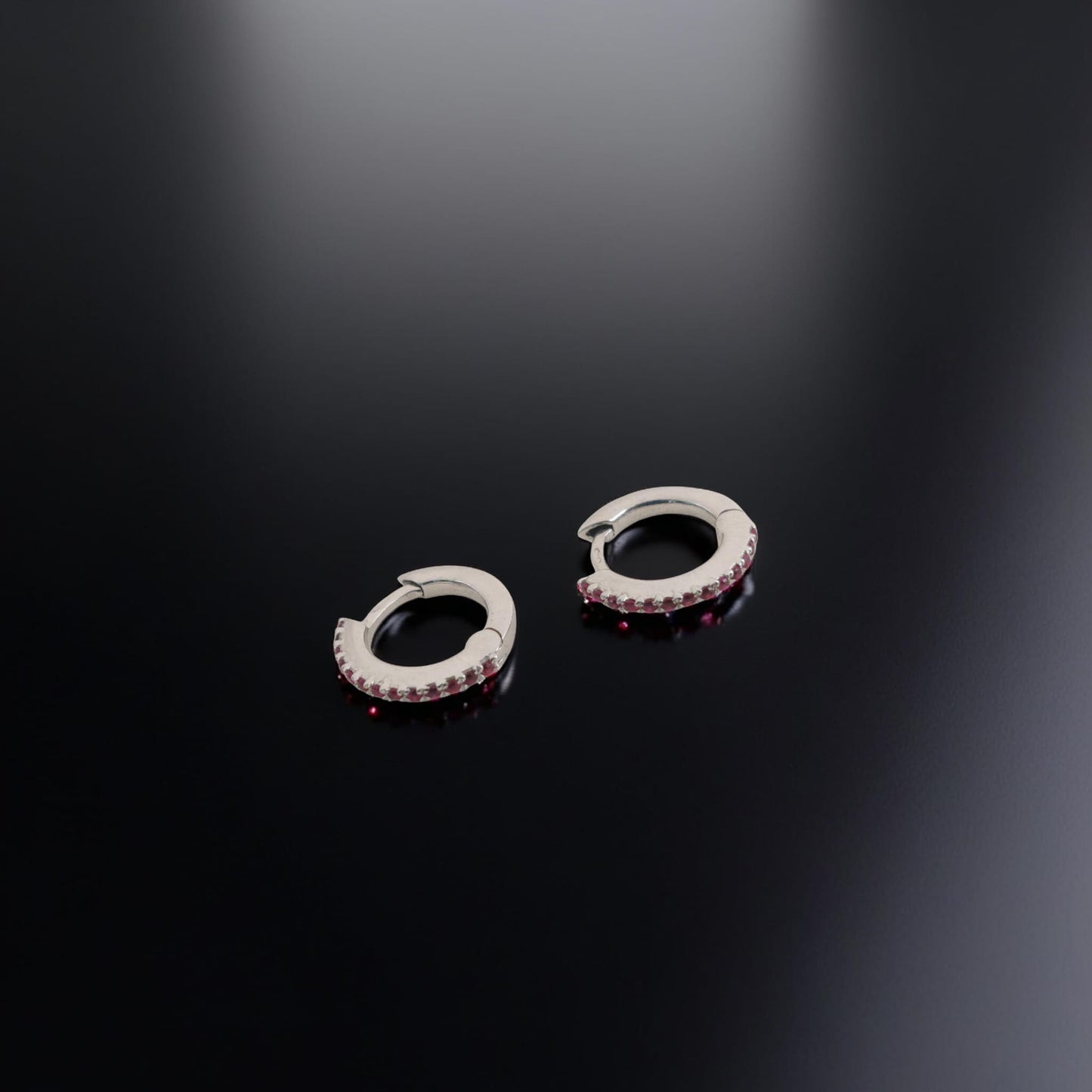 orecchini in oro bianco 18kt di meteore gioielli a forma di cerchio diametro 11mm con una fila di rubini naturali taglio brillante per un totale di 0.16 ct