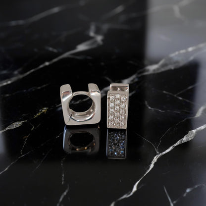 Orecchini in oro bianco 18kt di Meteore Gioielli con pavè di diamanti naturali taglio brillante  di ct 0.34 con un design unico a forma di cerchio squadrato 