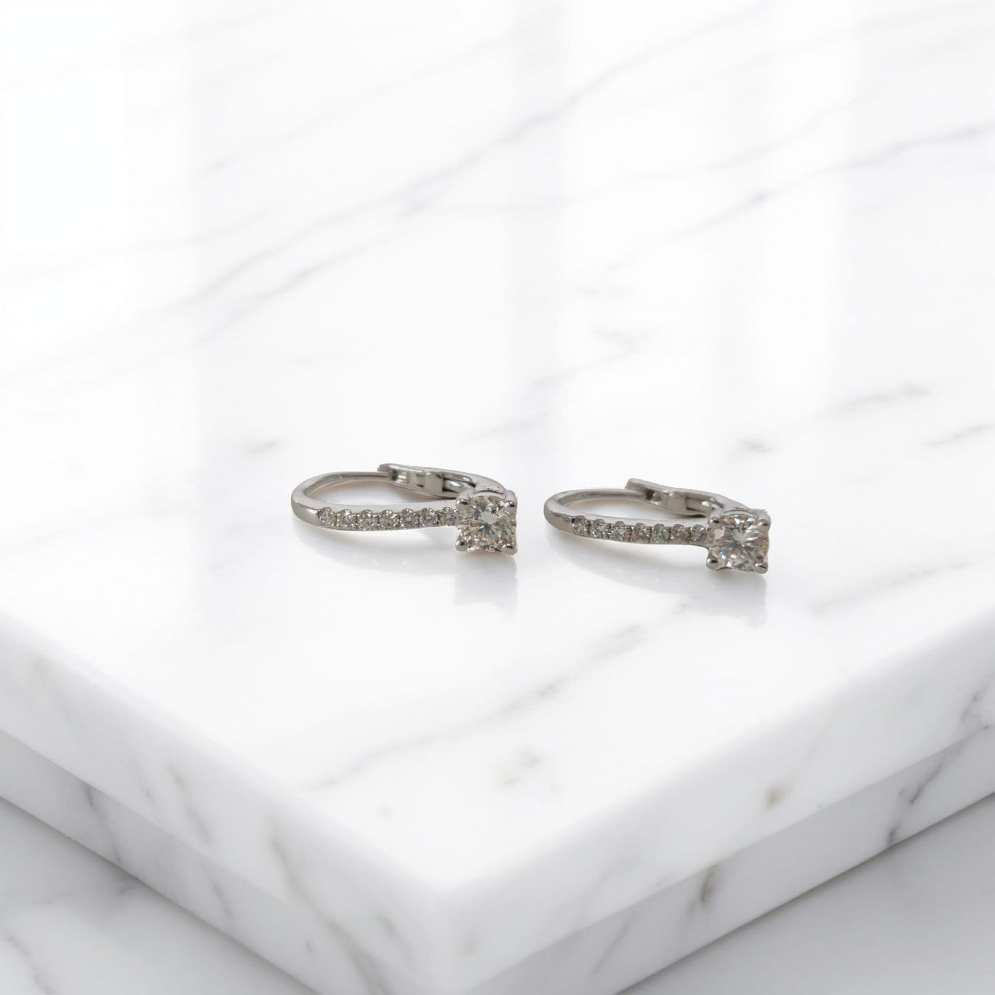 orecchini in oro bianco 18kt di meteore gioielli con chiusura a clips con  diamanti naturali da 0.11ct sul gambo e due diamanti naturali taglio brillante da 0.24 ct ciascuno