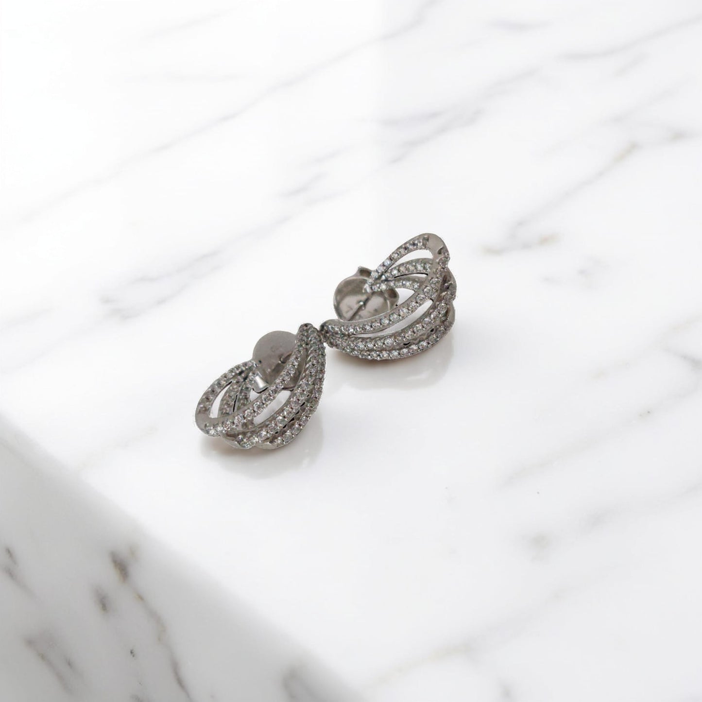 orecchini in oro bianco 18kt di meteore gioielli con tre file di diamanti naturali taglio brillante incassati a griffes per un totale di 0.90ct 