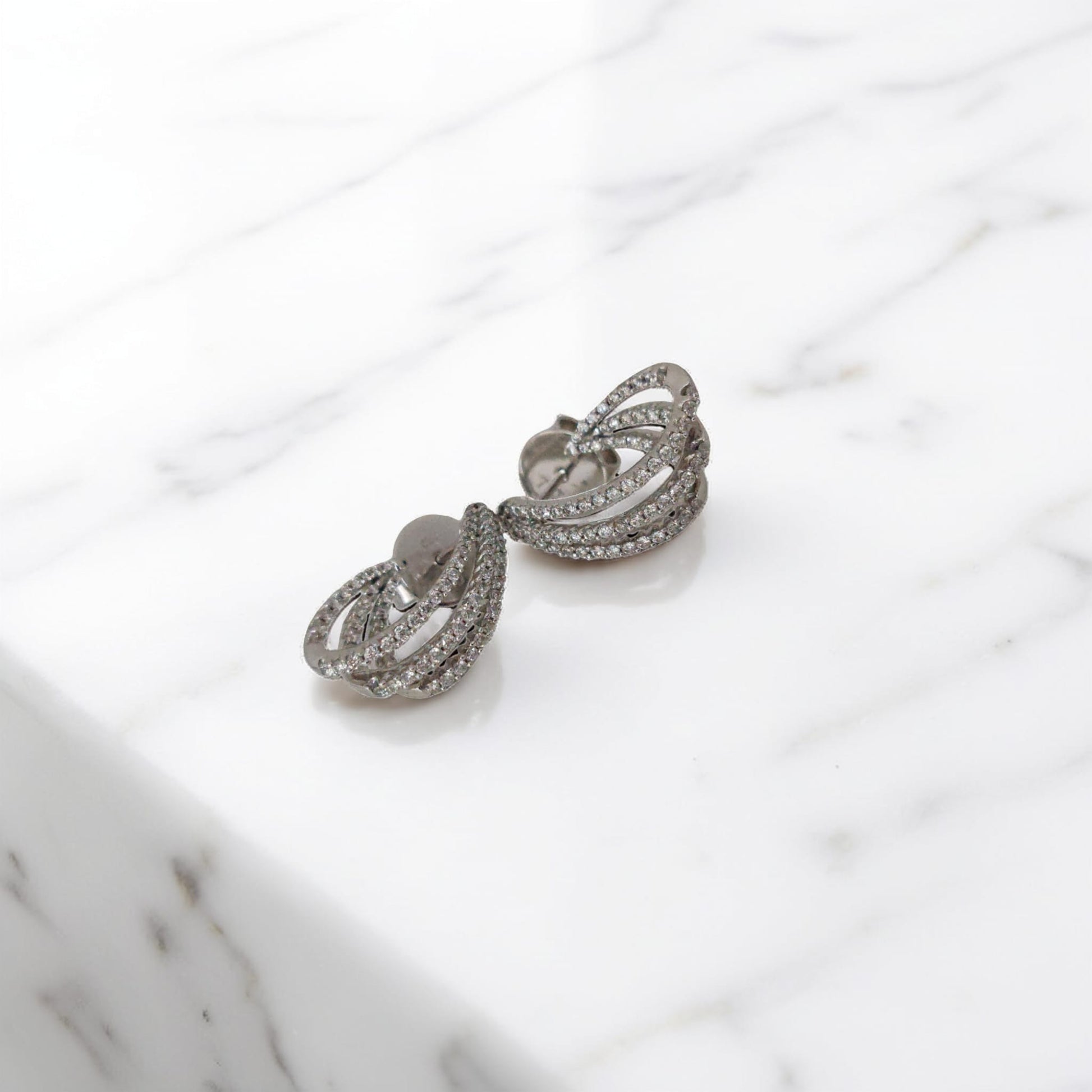 orecchini in oro bianco 18kt di Meteore Gioielli con tre file di diamanti naturali taglio brillante incassati a griffes per un totale di 0.90ct 