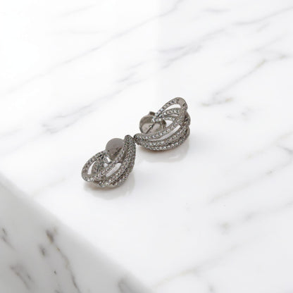 orecchini in oro bianco 18kt di Meteore Gioielli con tre file di diamanti naturali taglio brillante incassati a griffes per un totale di 0.90ct 