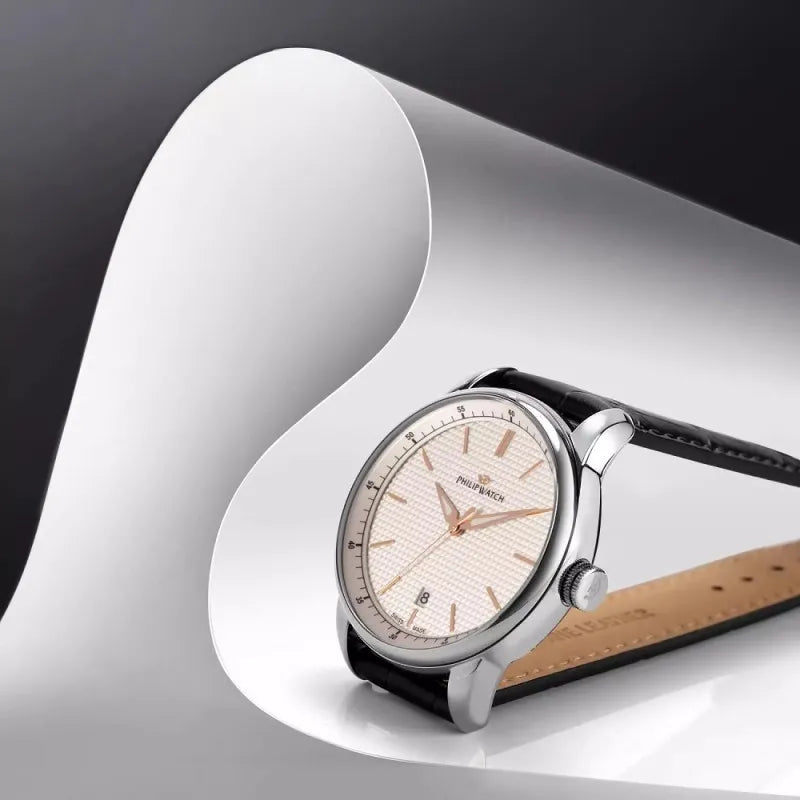 Orologio da uomo con movimento al quarzo ETA F06.115 con funzioni di solo tempo con data. Cassa in acciaio inox dal diametro di 40 mm. Fondello e corona a vite.