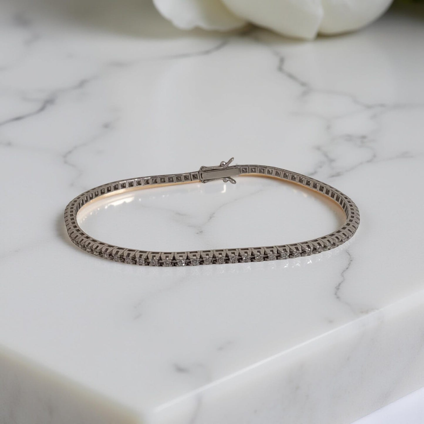 bracciale tennis in oro 18kt di meteore gioielli con diamanti taglio brillante di 0,74 caratiincassati su una montatura con castoni a piramide che ne esaltano la luminosità