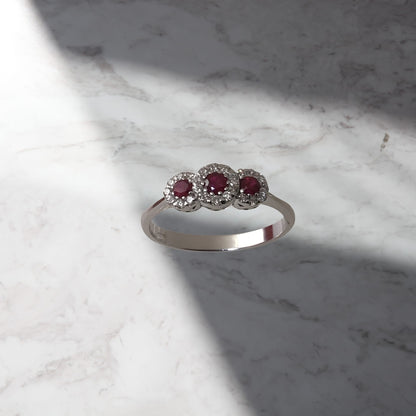 Anello Trilogy oro 18Kt con rubini naturali 0.26 carati e diamanti naturali 0.17 carati
