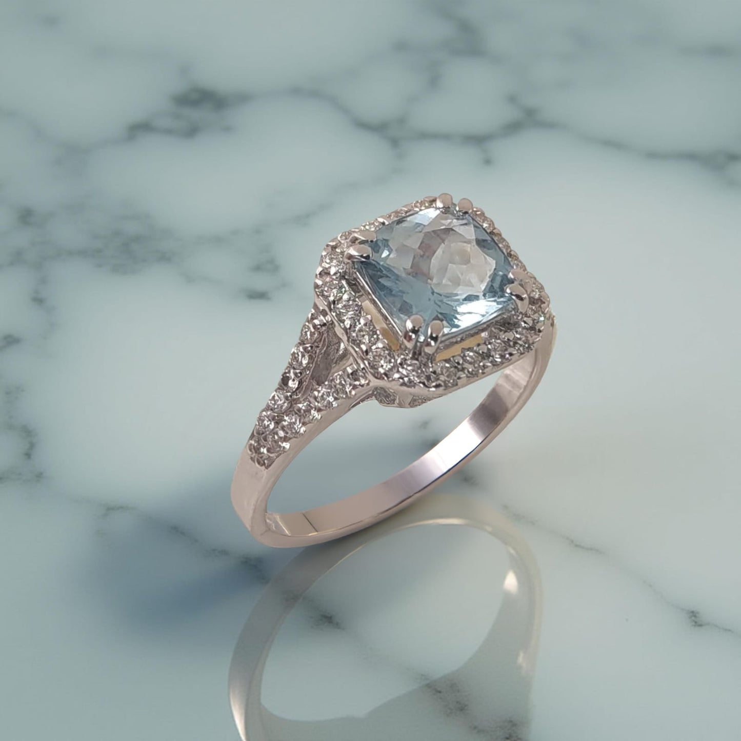 anello in oro bianco 18kt di meteore gioielli presenta al centro una acquamarina naturale dal taglio cuscino di ct 1.29 e un giro di diamanti naturali 0.50 ct 