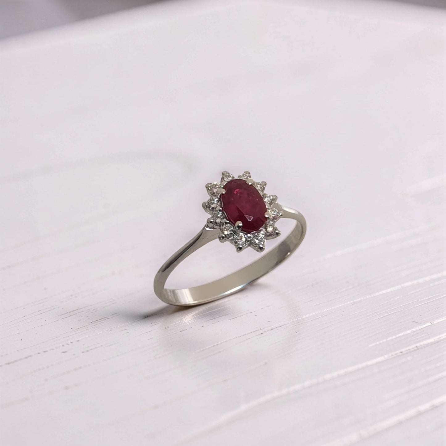 vista laterale anello oro bianco 18kt con rubino 0.66 ct e diamanti naturali 0.16 ct