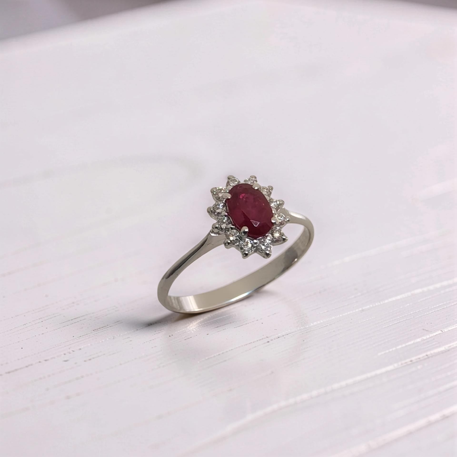 Vista laterale anello oro bianco 18Kt con rubino 0.66 ct e diamanti naturali 0.16 ct