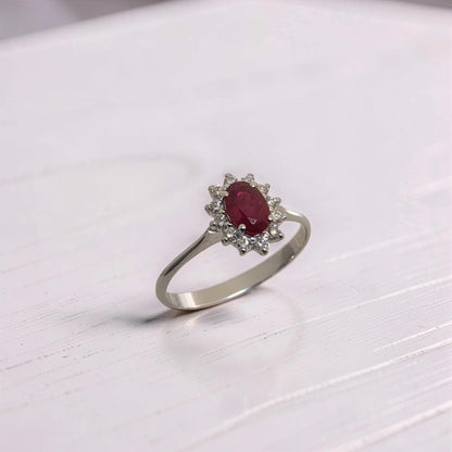 Vista laterale anello oro bianco 18Kt con rubino 0.66 ct e diamanti naturali 0.16 ct