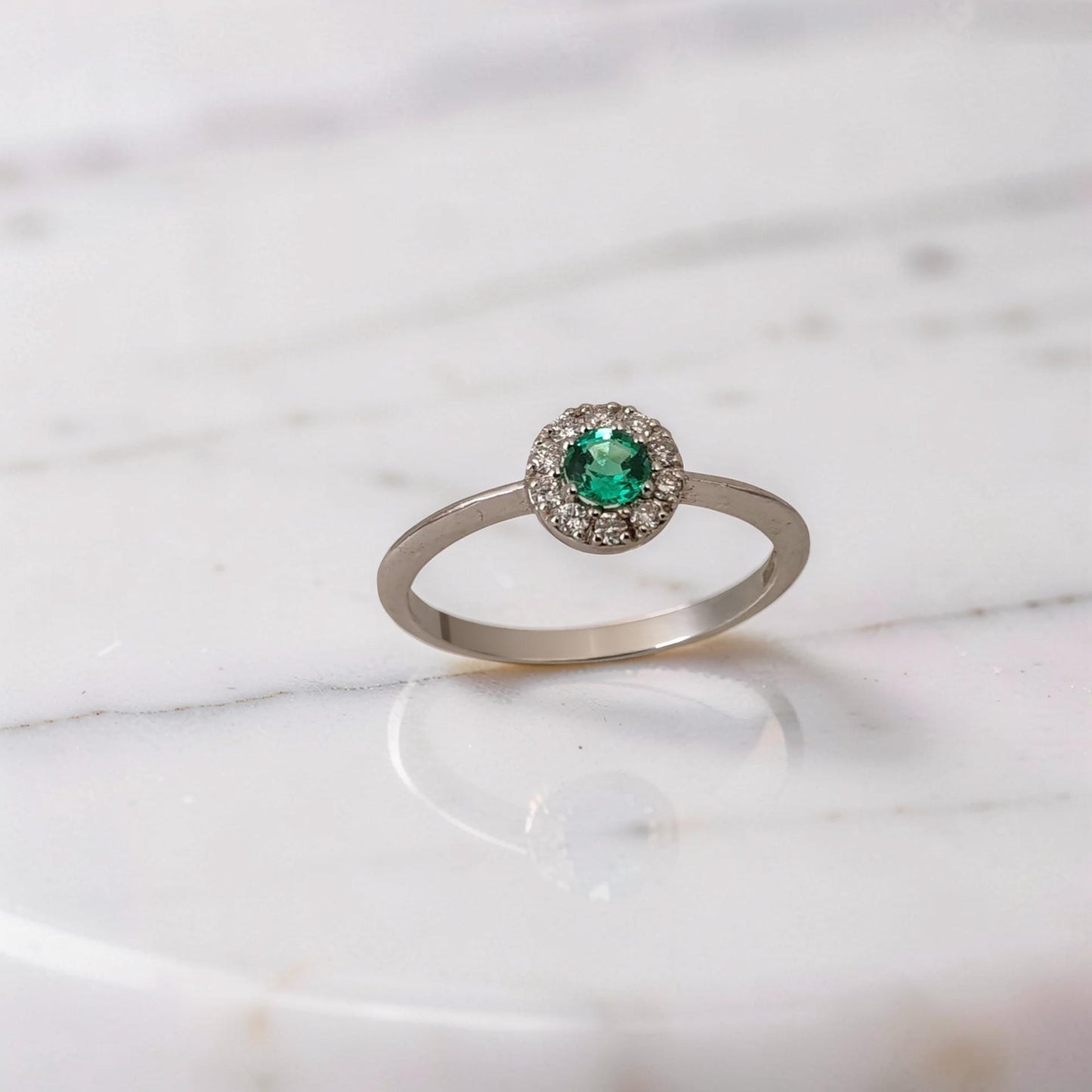 anello oro bianco 18kt con smeraldo rotondo naturale 0.16 ct e diamanti 0.11 ct g vs1 firmato meteore gioielli