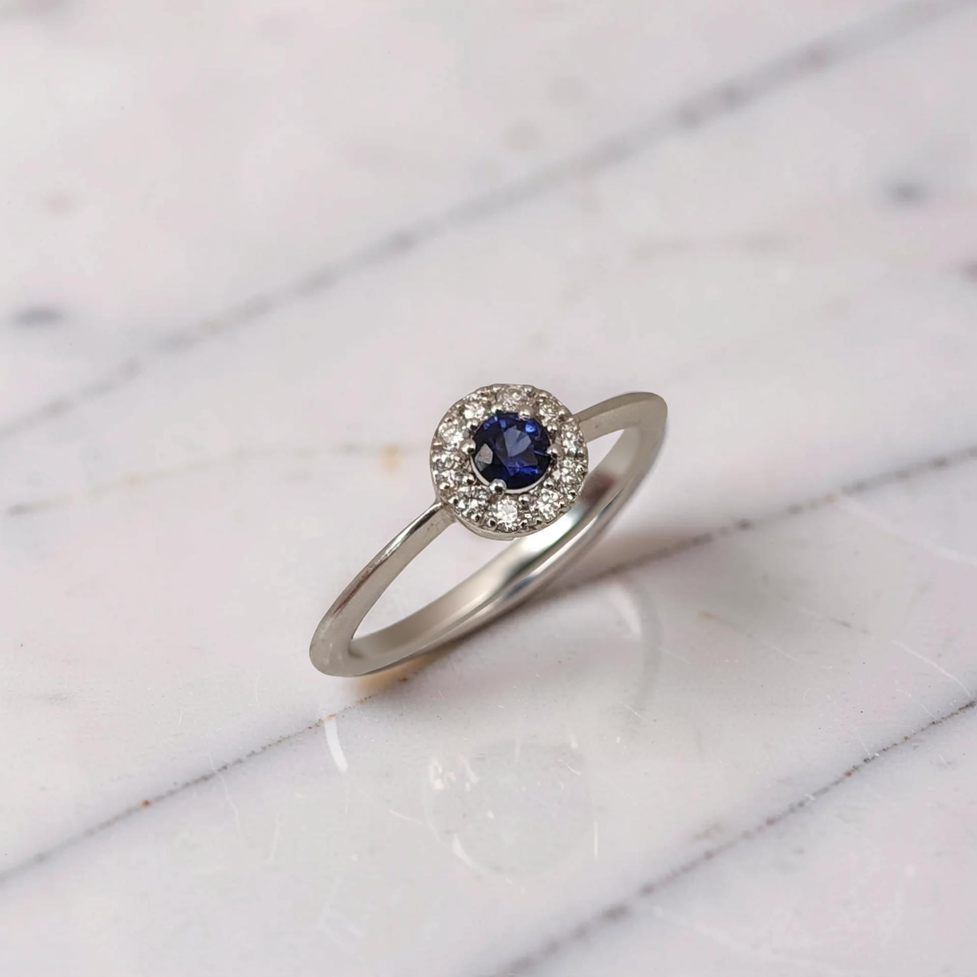 Vista di profilo Anello in oro bianco 18Kt con zaffiro rotondo naturale blu e diamanti brillanti firmato Meteore Gioielli