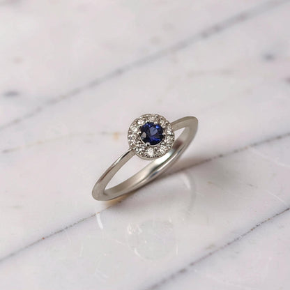 Vista di profilo Anello in oro bianco 18Kt con zaffiro rotondo naturale blu e diamanti brillanti firmato Meteore Gioielli