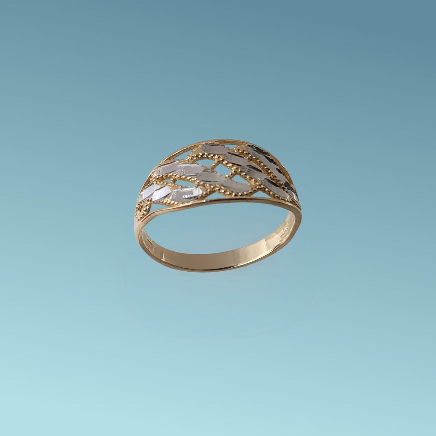 anello in oro giallo 18kt con lacorazione diamantata in oro bianco 18kt