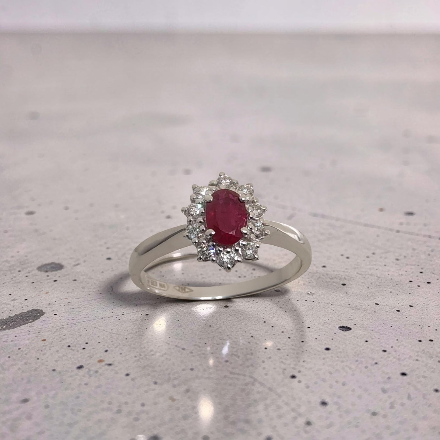 anello in oro bianco 18kt con rubino naturale 0.55 ct e diamanti naturali 0.22 ct firmato meteore gioielli