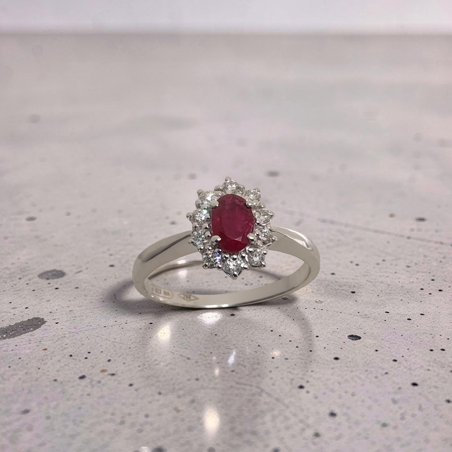 Anello in oro bianco 18Kt con rubino naturale 0.55 ct e diamanti naturali 0.22 ct firmato Meteore Gioielli