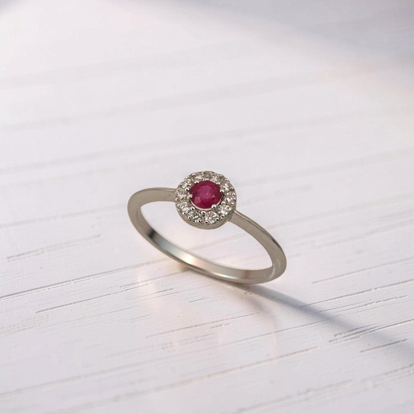 vista laterale anello in oro bianco 18kt con rubino centrale taglio rotondo 0.22 ct e diamanti naturali 0.11 ct g vs1