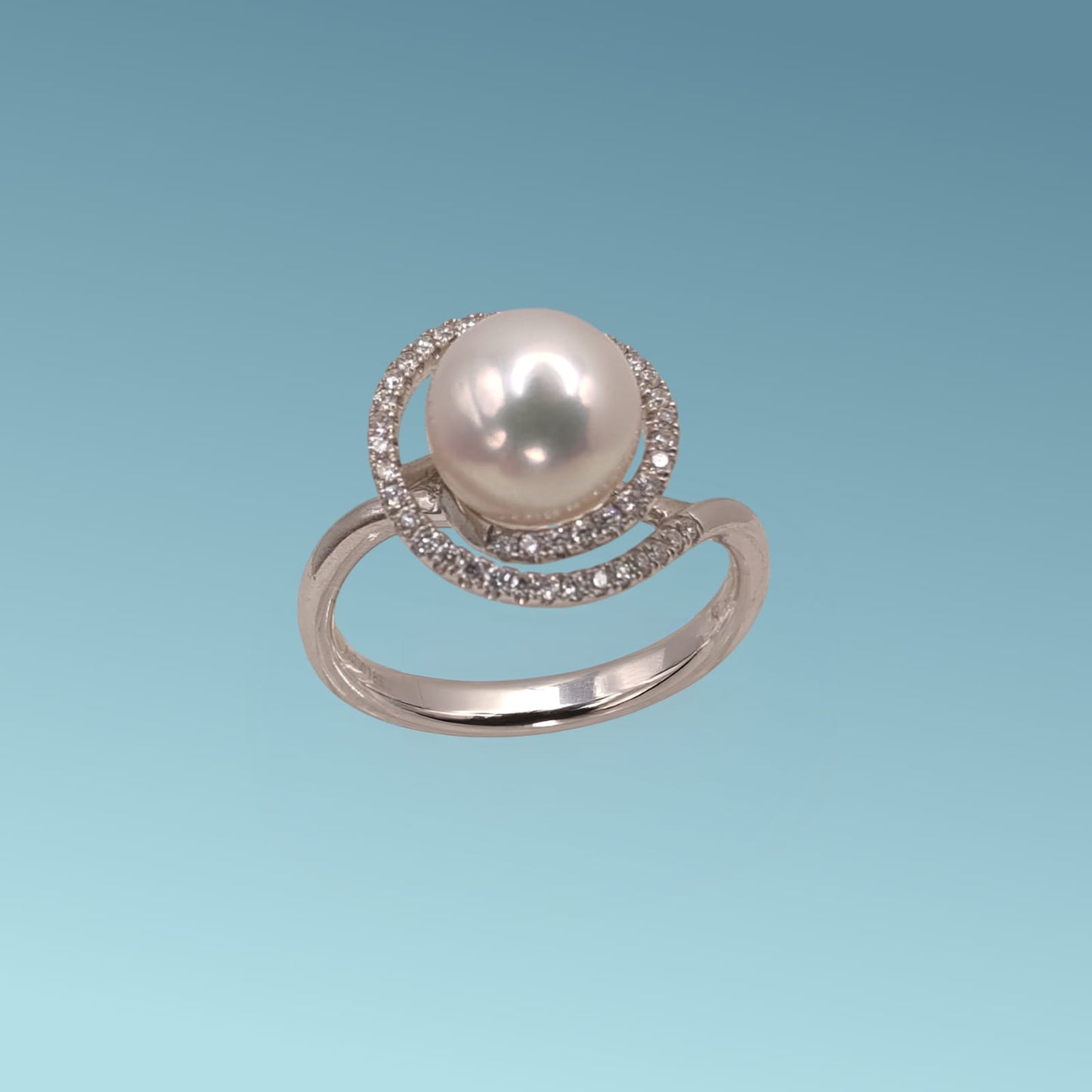 l'anello di meteore gioielli presenta una perla akoya rotonda di 8-8.5 mm con un'aureola di diamanti naturali  ct 0.17 su una montatura in oro 18kt