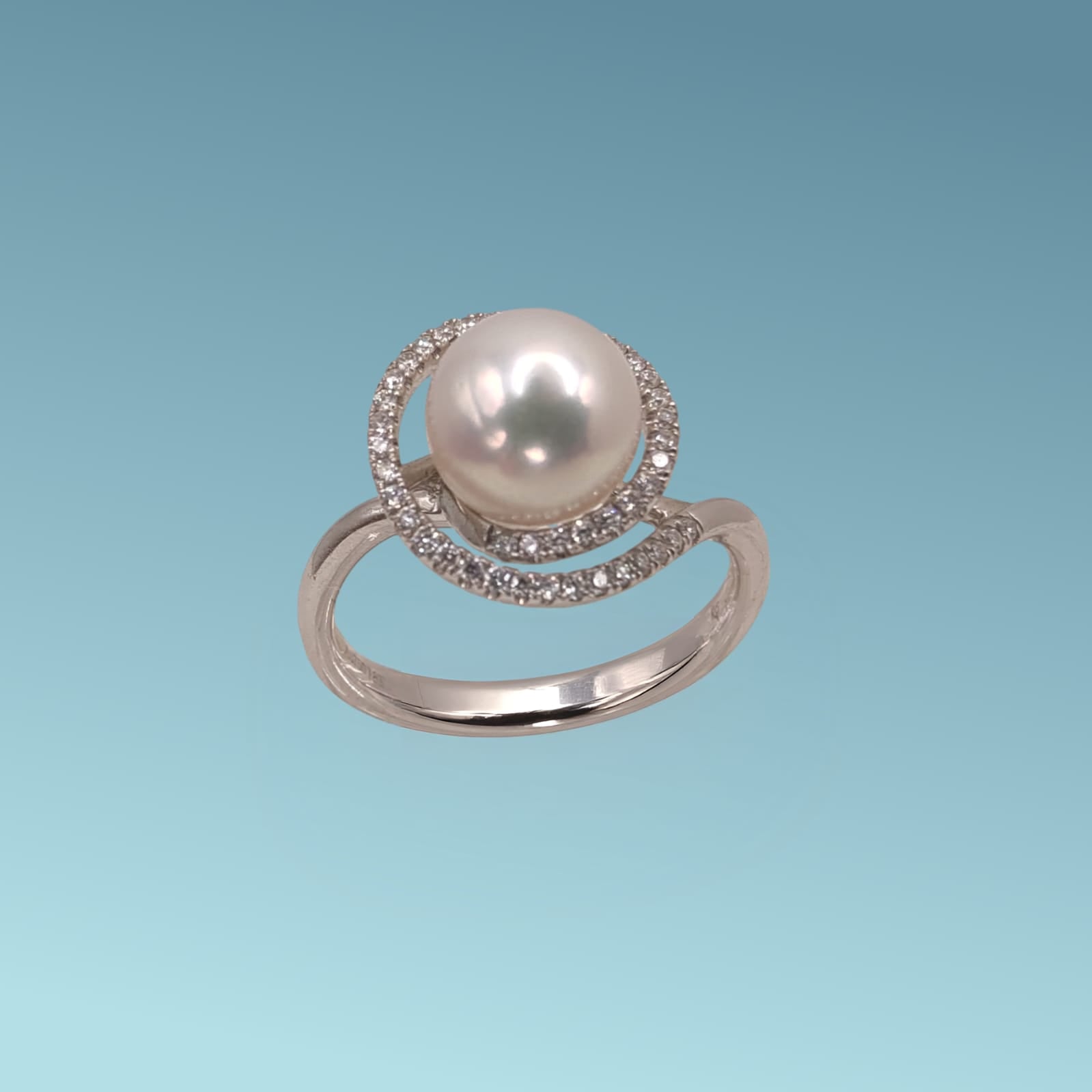 L'Anello di Meteore Gioielli presenta una perla Akoya rotonda di 8-8.5 mm con un'aureola di diamanti naturali  ct 0.17 su una montatura in oro 18kt