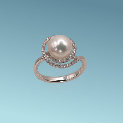 L'Anello di Meteore Gioielli presenta una perla Akoya rotonda di 8-8.5 mm con un'aureola di diamanti naturali  ct 0.17 su una montatura in oro 18kt