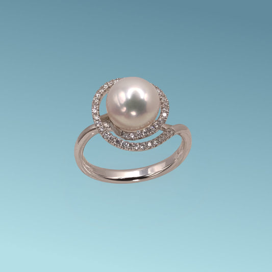 L'Anello di Meteore Gioielli presenta una perla Akoya rotonda di 8-8.5 mm con un'aureola di diamanti naturali  ct 0.17 su una montatura in oro 18kt