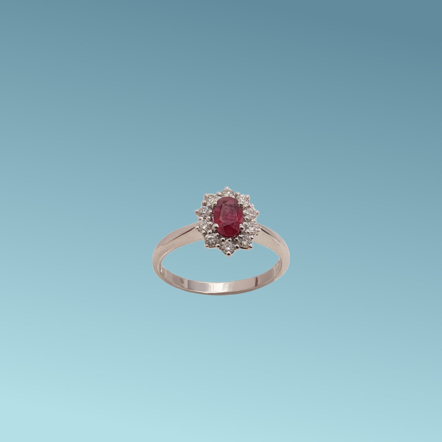 anello in oro bianco 18kt di meteore gioielli con rubino naturale taglio ovale ct 0.53 contornato da diamanti naturali taglio brillante ct 0.31.