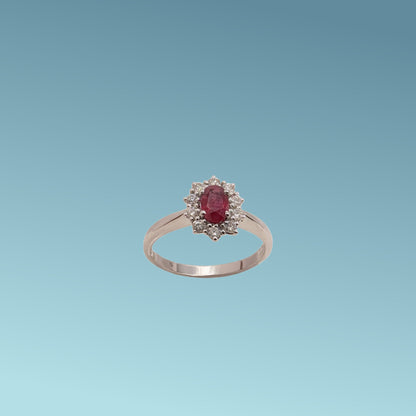 Anello in oro bianco 18kt di Meteore Gioielli con Rubino naturale taglio ovale ct 0.53 contornato da diamanti naturali taglio brillante ct 0.31.