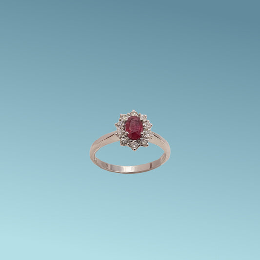 Anello in oro bianco 18kt di Meteore Gioielli con Rubino naturale taglio ovale ct 0.53 contornato da diamanti naturali taglio brillante ct 0.31.